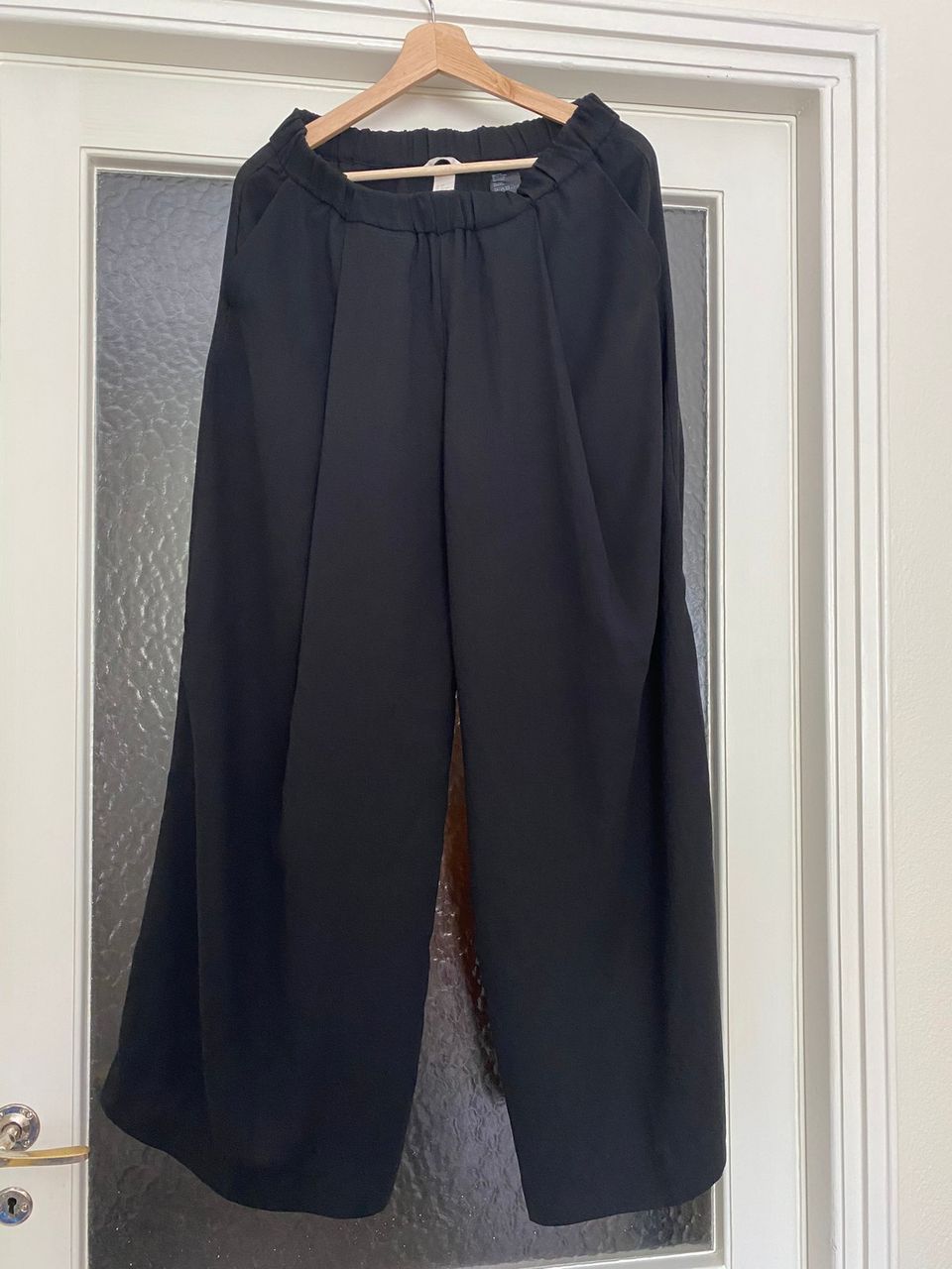 Mustat culottes-tyyliset housut