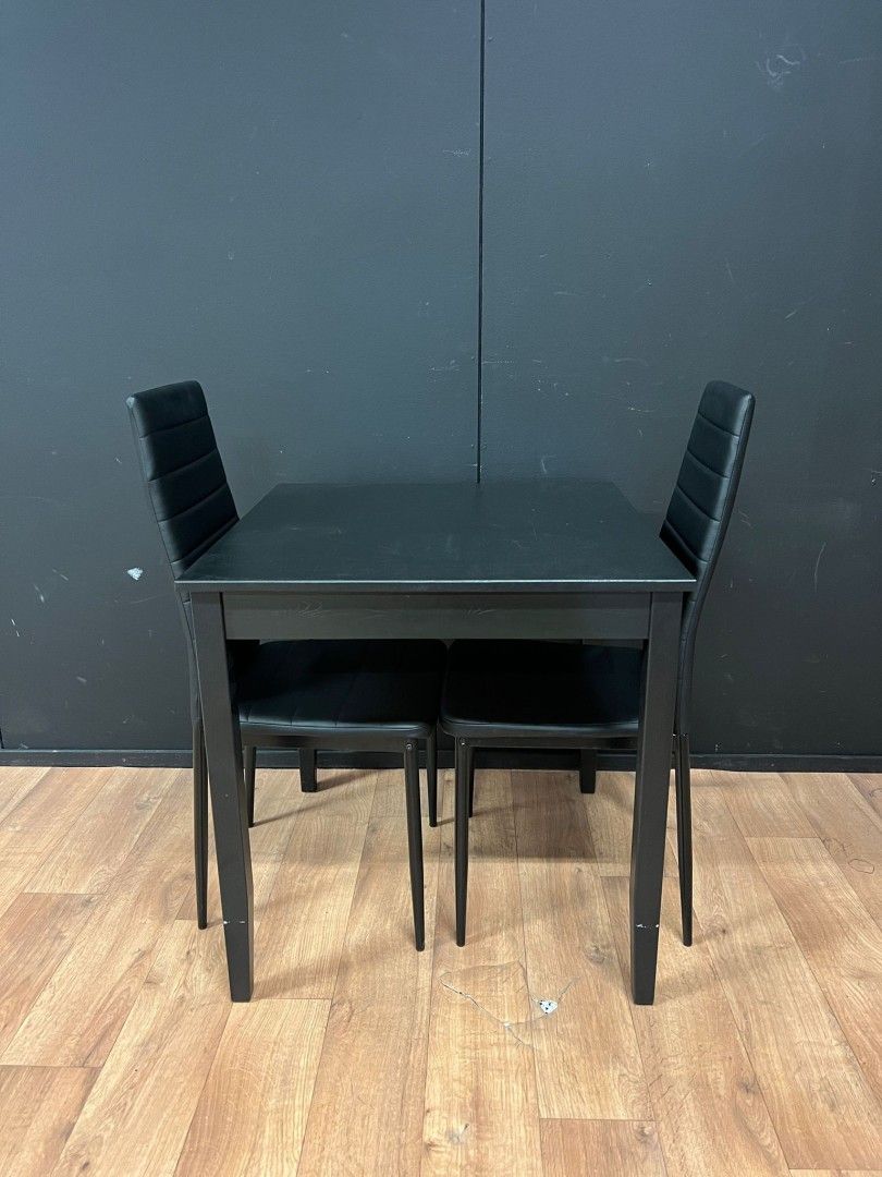 Pöytä + 2 tuolia, pieni keittiönpöytä