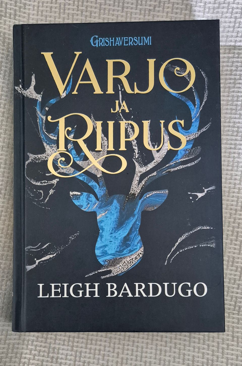 Leigh Bardugo: Varjo Ja Riipus kovakantinen kirja