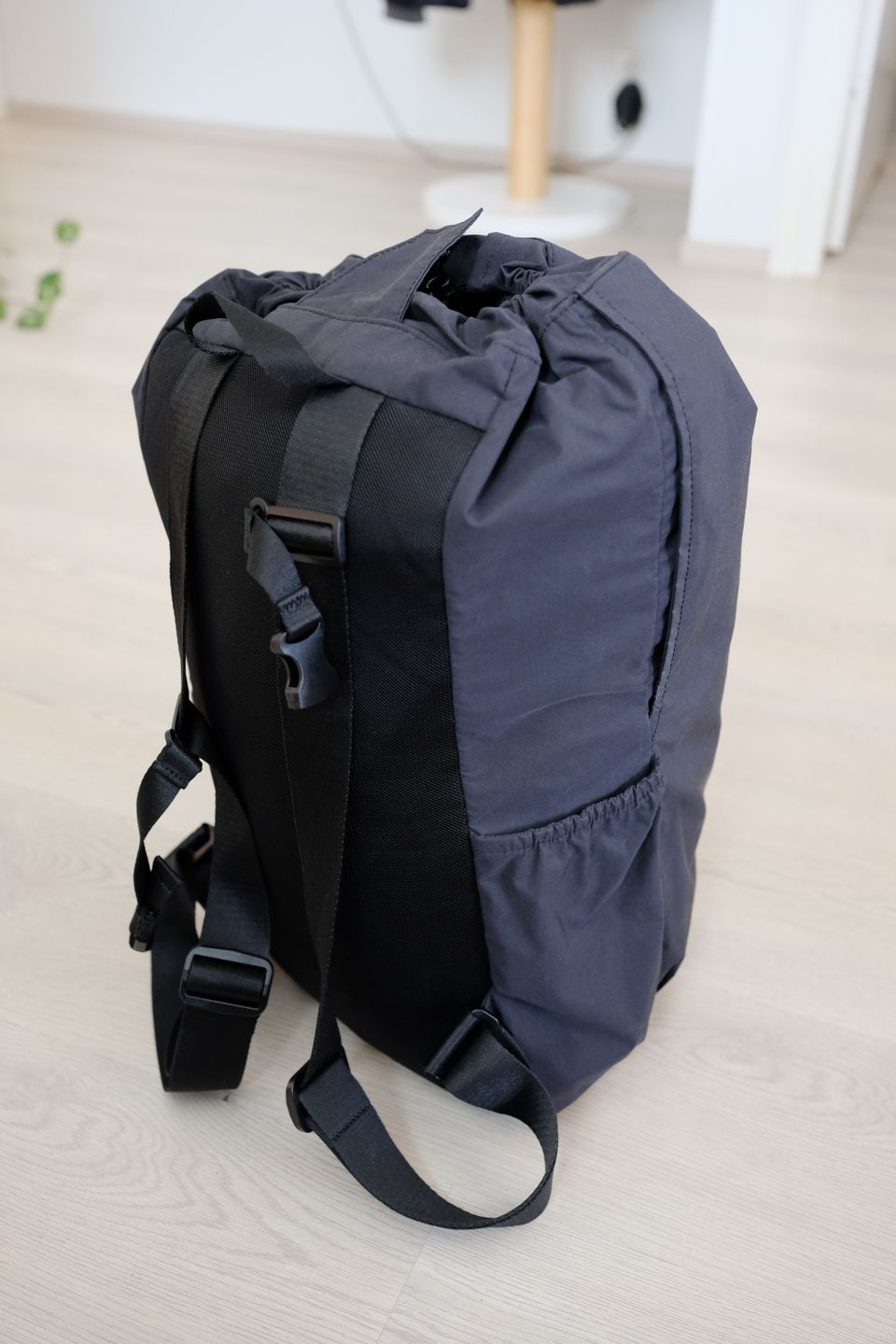 Uniqlo Drawstring Backpack, musta, reppu