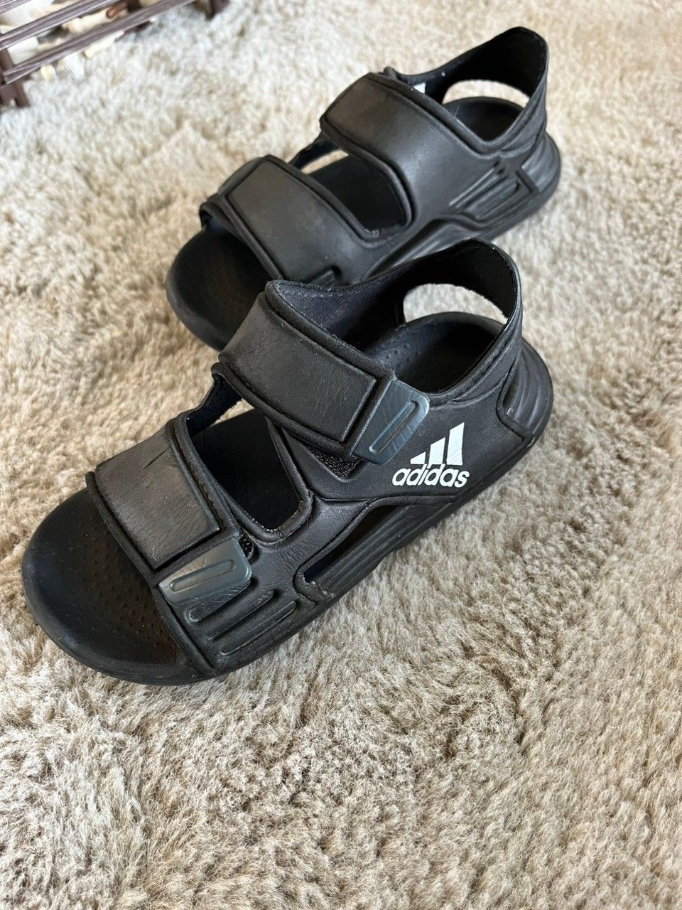 Adidas kevyet sandaalit