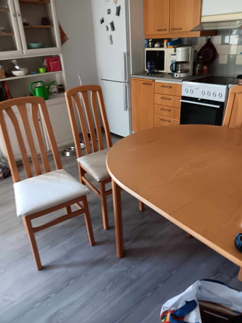 Ruokapöytä neljällä tuolilla. Pöydässä jatko-osa