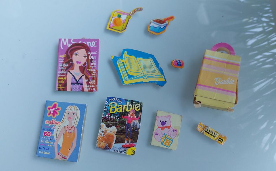 Barbielle pahvikirjoja + muuta