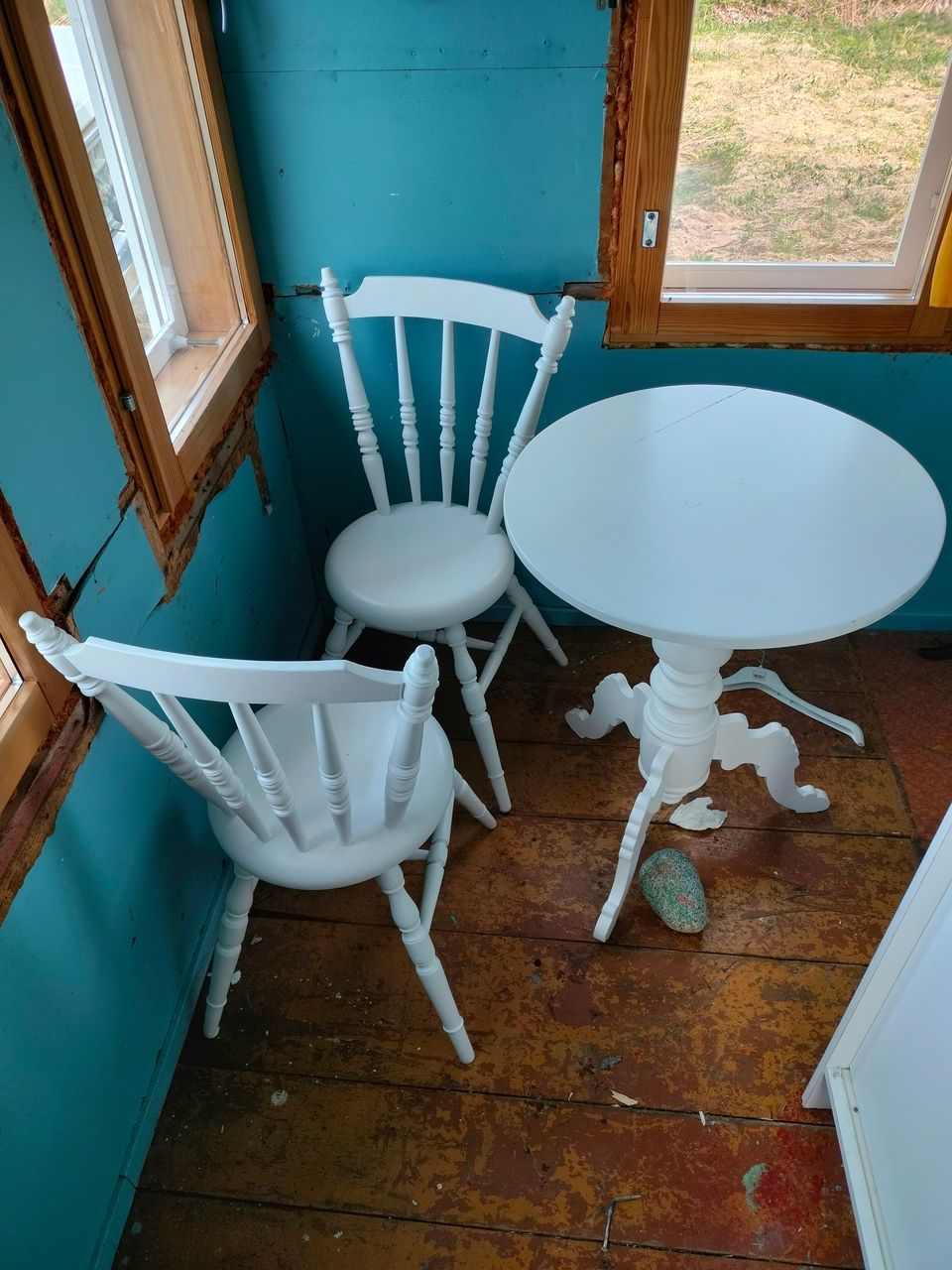 Antiikki pöytä ja tuolit