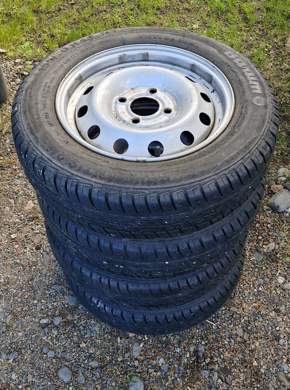 155/70R13 Kesärenkaat renault vanteilla.