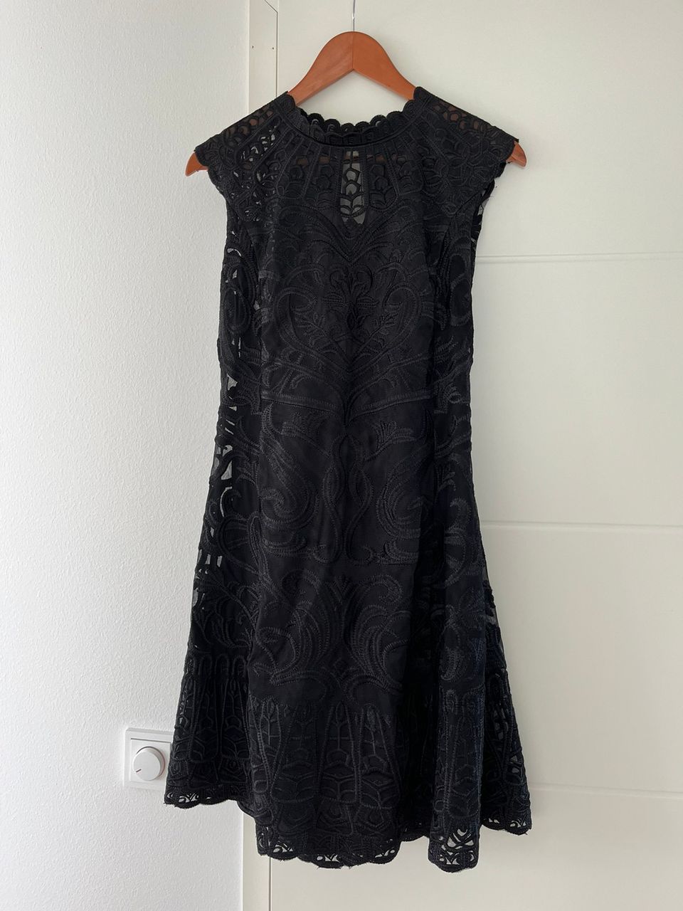 Upea musta pitsikuvioitu mekko