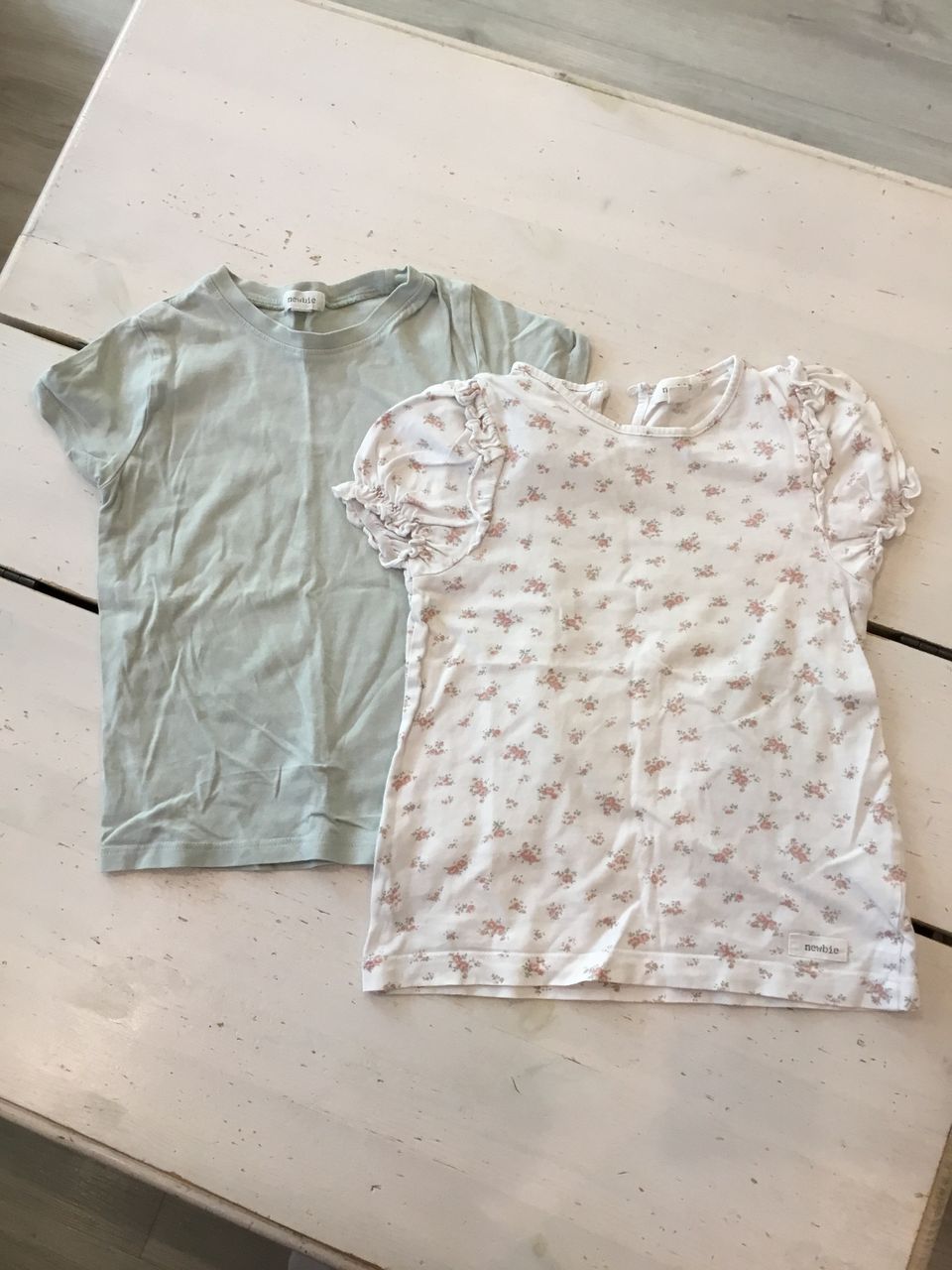 Newbie kaksi lyhythihaista t-paitaa