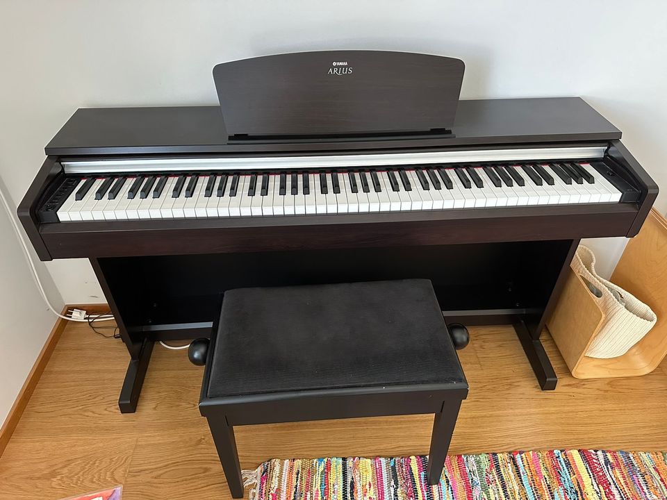 Yamaha Arius YDP-141 sähköpiano ja tuoli