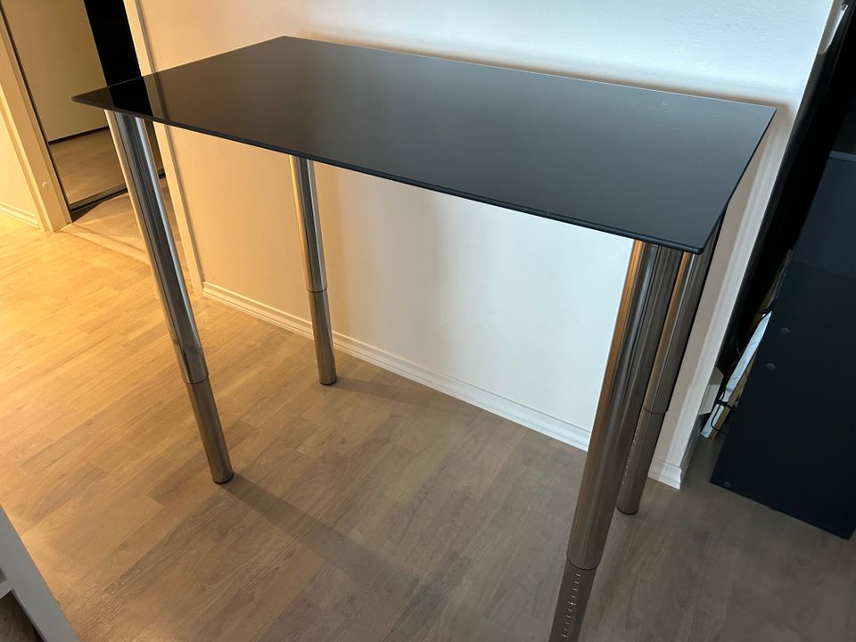 Lasinen musta työpöytä, Ikea Glasholm