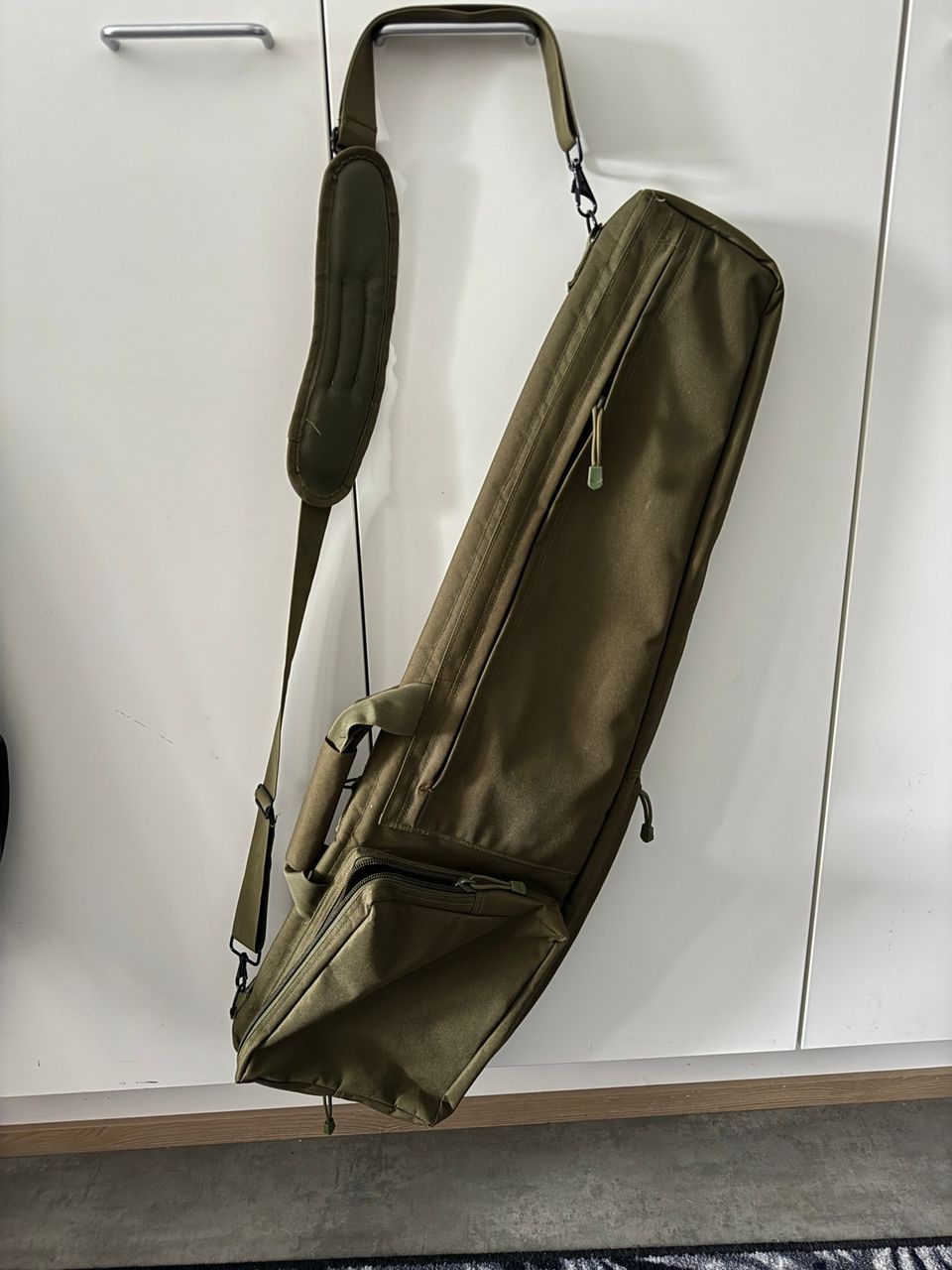 Maastonvihreä laukku, sateenkestävä / kantolaukku