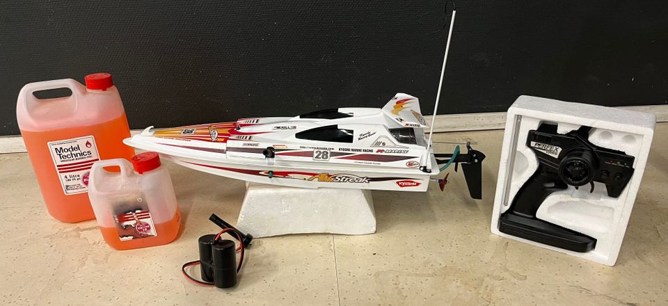 Kyosho Airstreak 500 vene polttomoottorilla