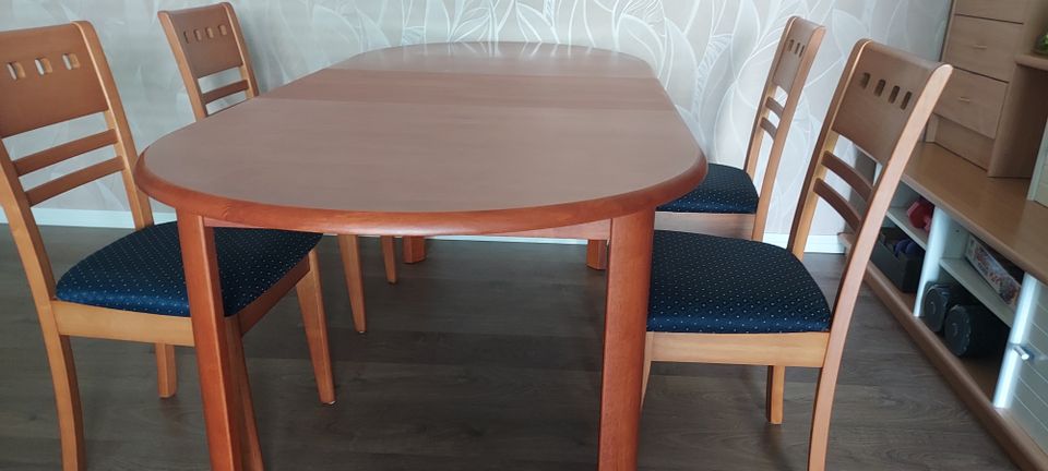 Ruokailuryhmä, täysin puinen ruokapöytä ja4 tuolia