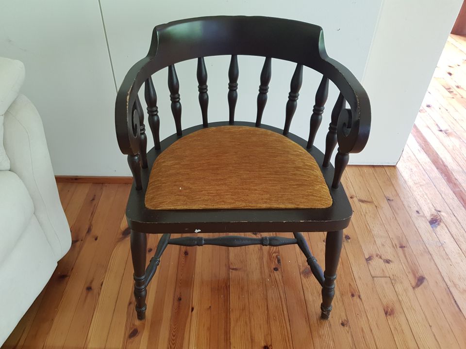 Vankka hyvä istuttava käsinojallinen pehmustettu tuoli