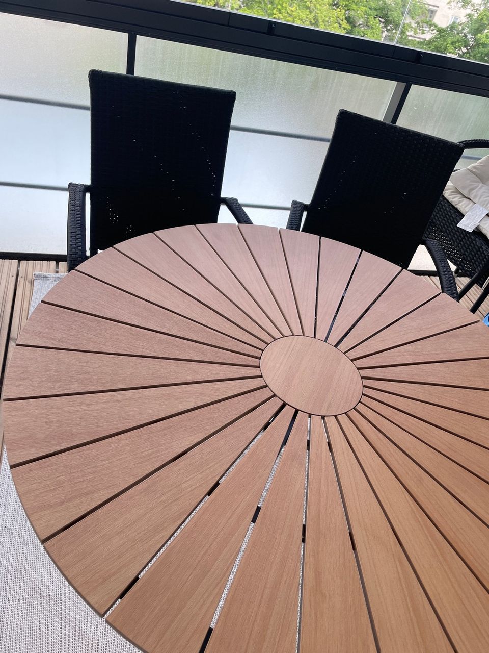Rangstrup-pöytä ja kaksi tuolia