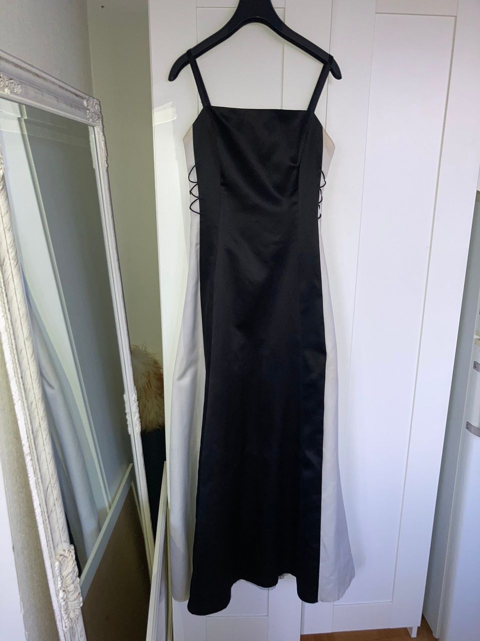 Mustavalkoinen mekko