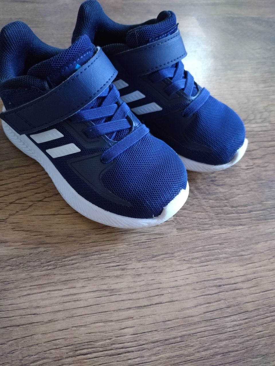 Adidas lenkkarit 23