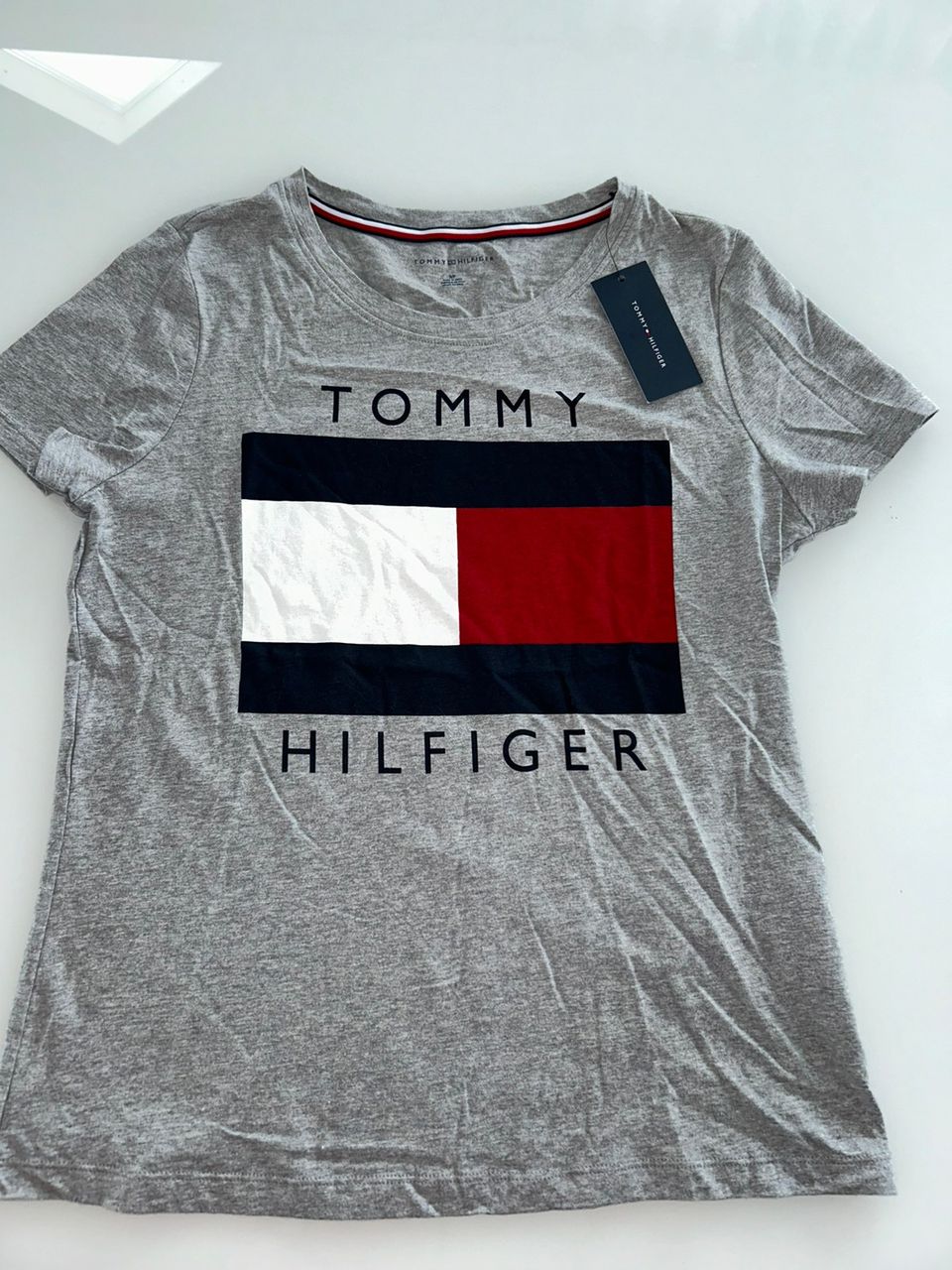 Uusi TOMMY HILFIGER naisten t-paita koko S