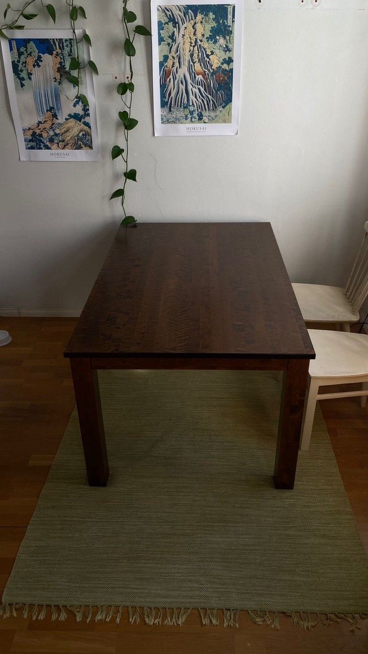 Aitoa puuta oleva pöytä