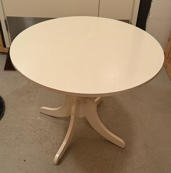 Pyoreä puinen pöytä
