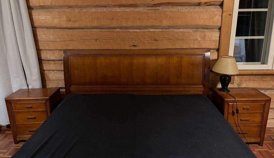 Unikulman 180cm täyspuinen sängynpääty ja kaksi yöpöytää