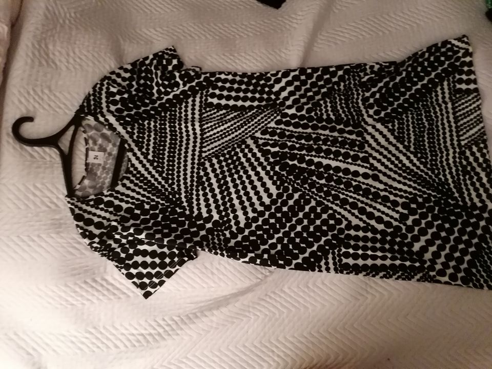 Mustavalkoinen Nanson mekko