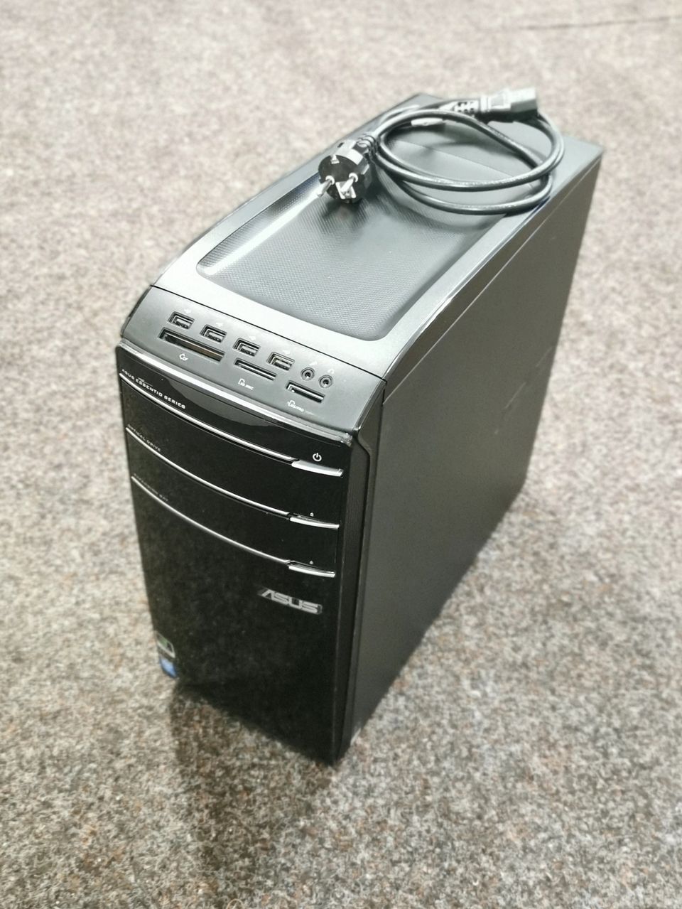 ASUS tietokone ja 21" näyttö (Core-i5, Nvidia GTX 650, 10GB muistia)