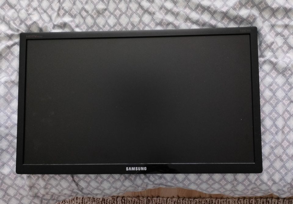 23" Samsung T23C350EW LED-näyttö TV-virittimillä