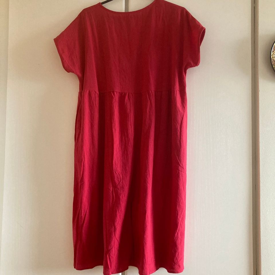 Punainen uusi mekko XL.