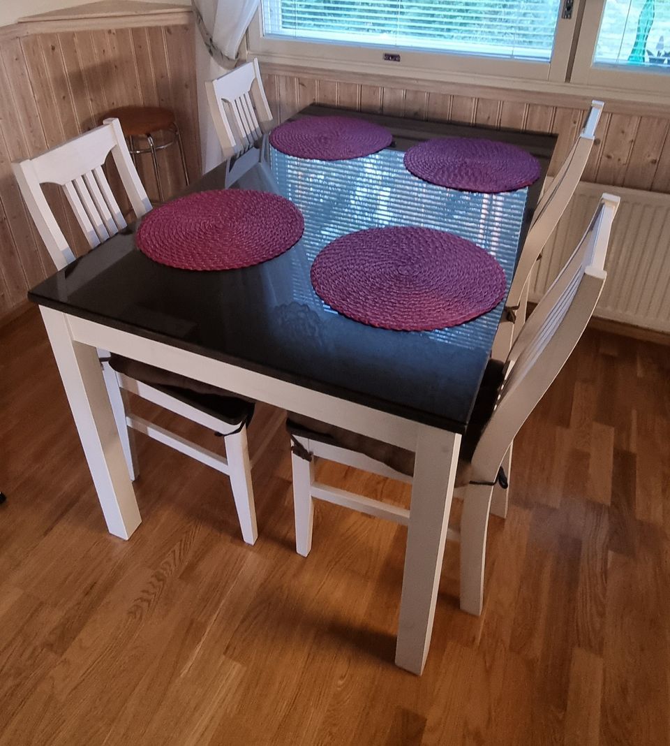 Ruokapöytä/4-tuolia + pehmusteet/tabletit