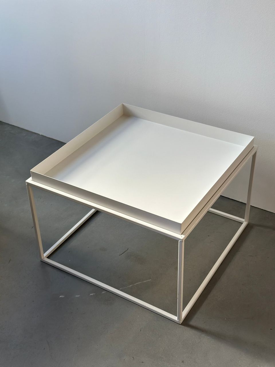 Valkoinen tarjotinpöytä/sohvapöytä/sivupöytä