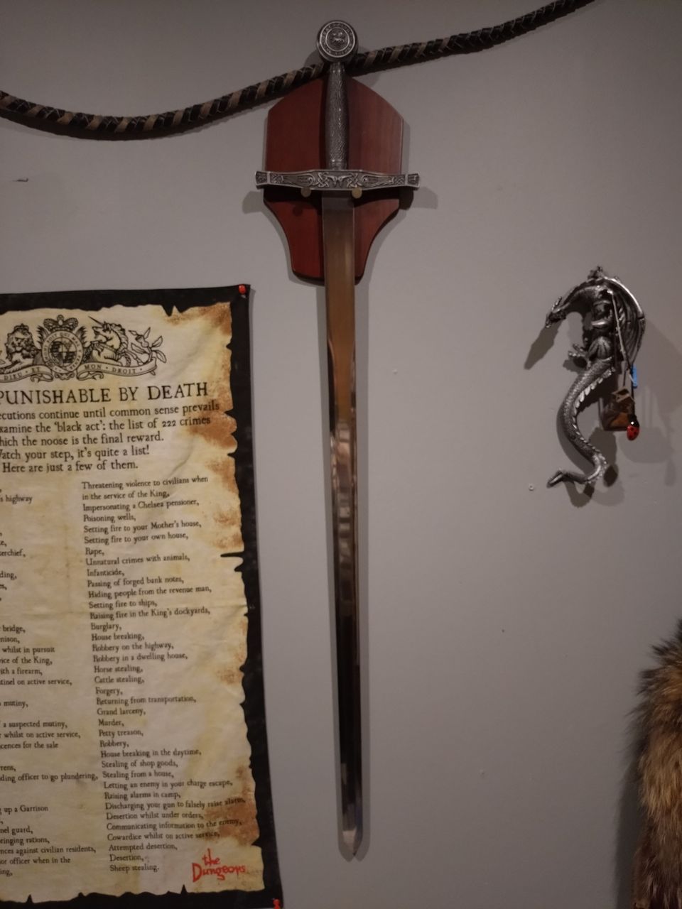 Excalibur miekka seinätelineellä