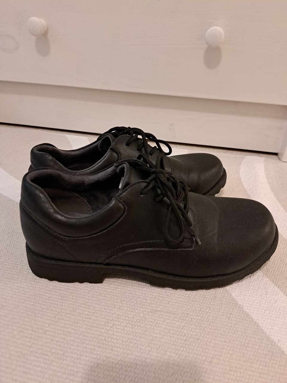 Mustat kengät