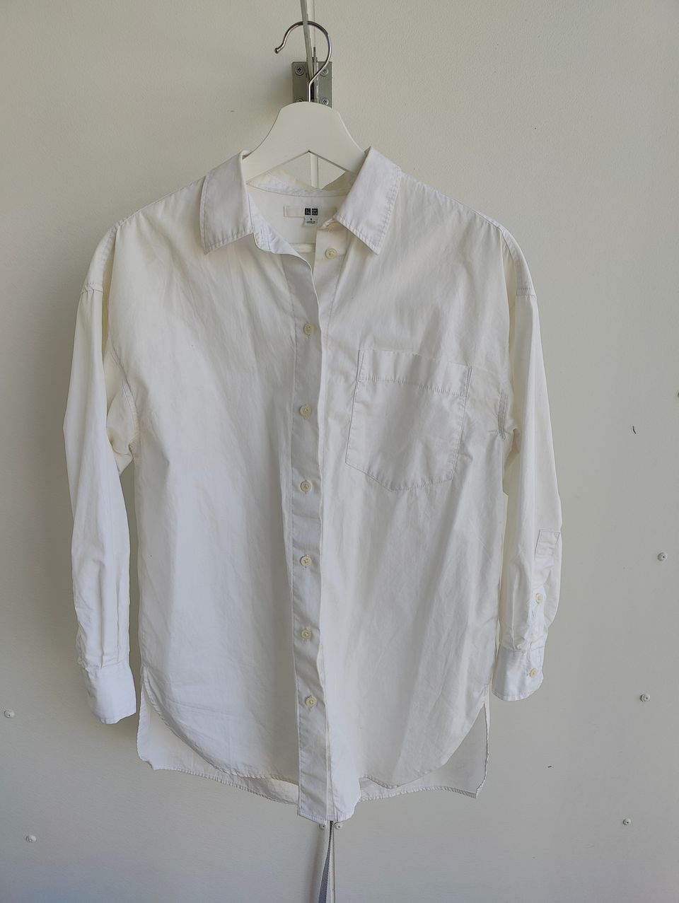 Valkoinen Uniqlo paitapusero