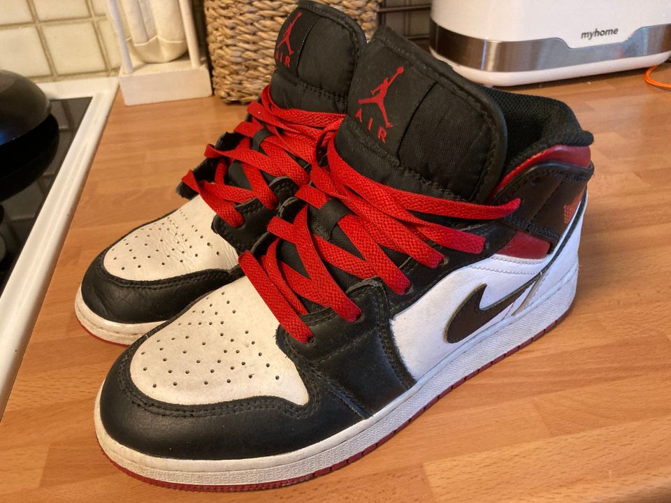 Jordan 1 mid tennarit koko 38