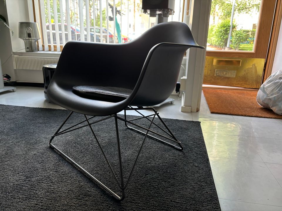 Vitra Eames LAR-tuoli