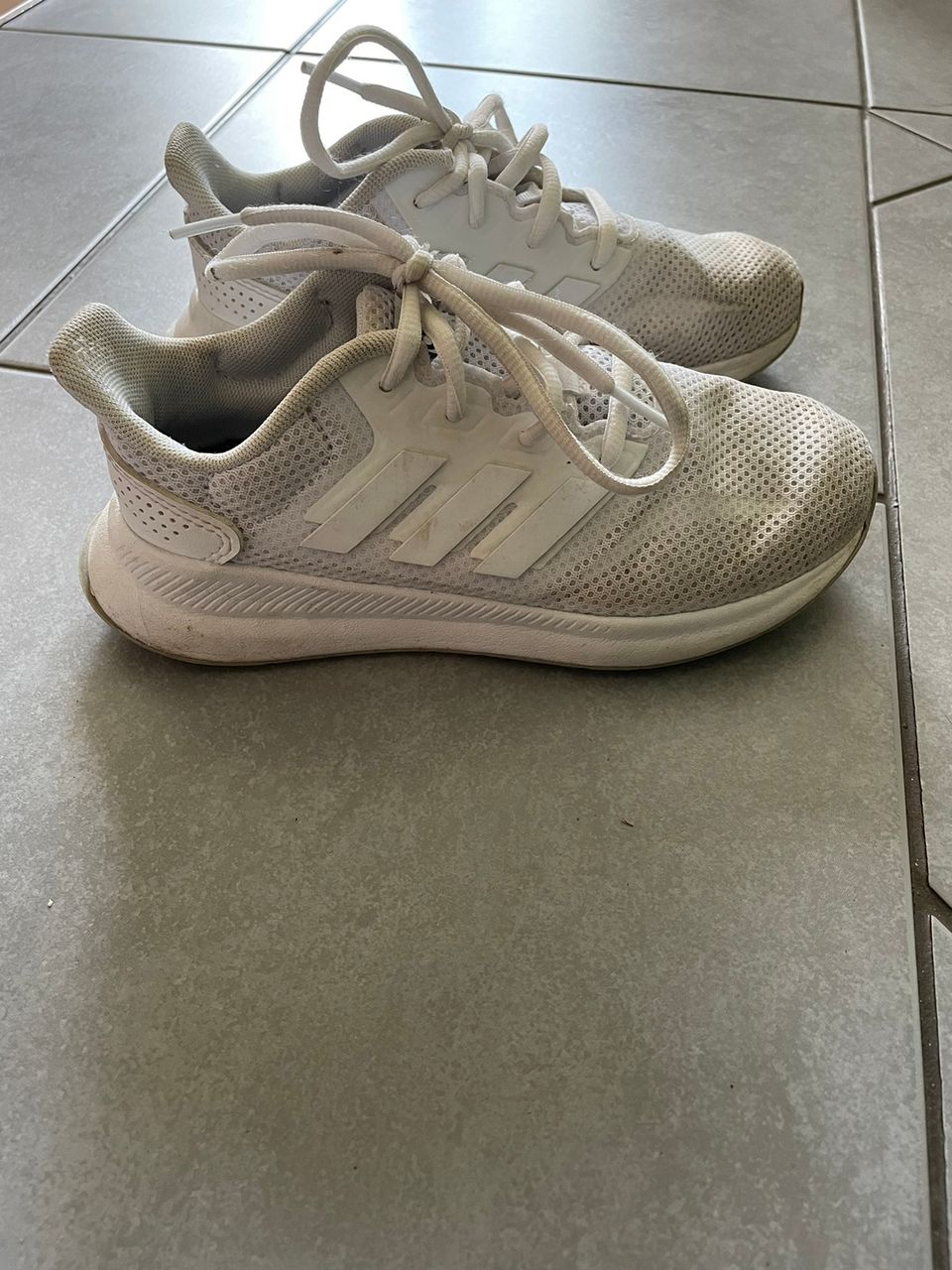 Adidas lenkkarit