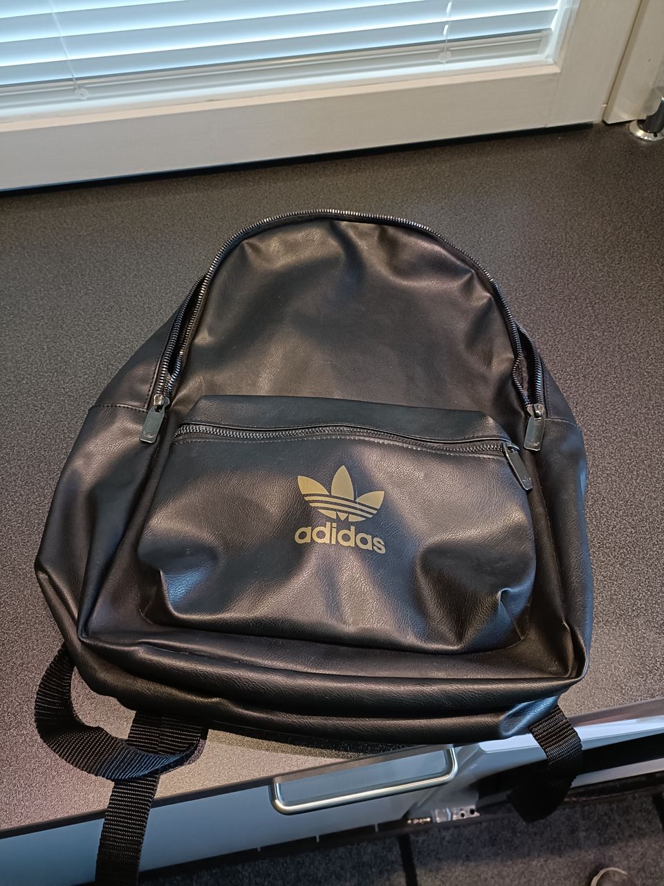 Adidaksen reppu