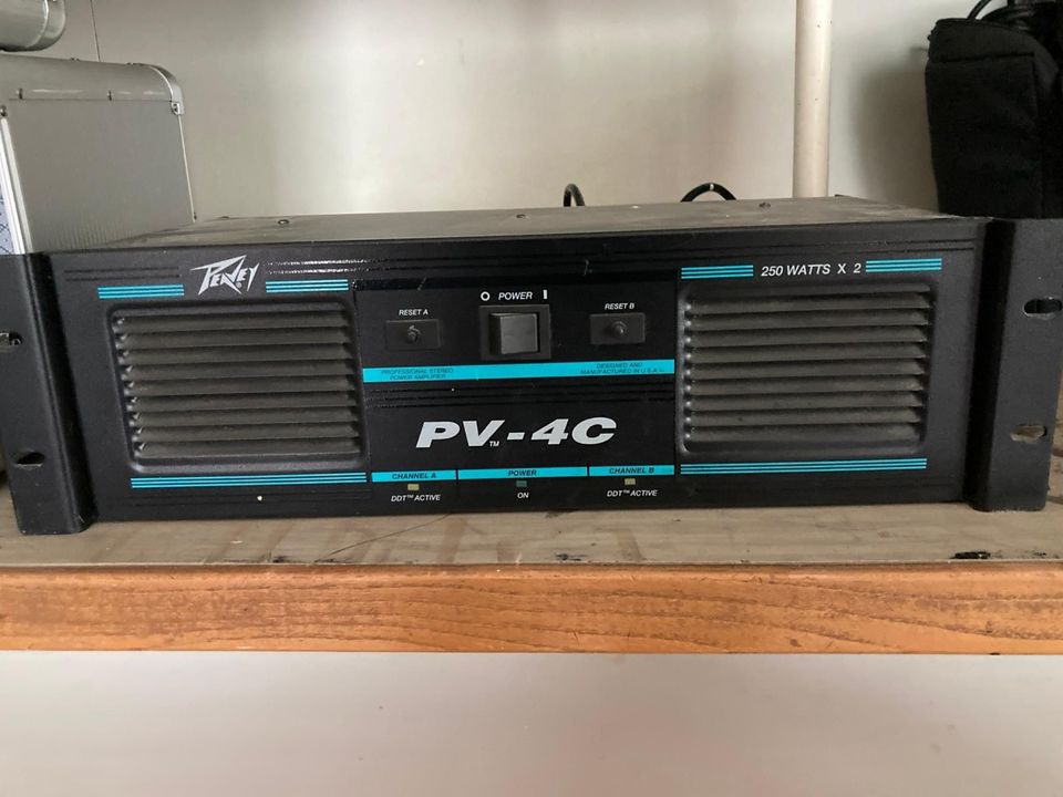 Peavey PV-4C 250watts x2 ja 2 kpl Cerwin-Vega V15 kaappia koteloineen