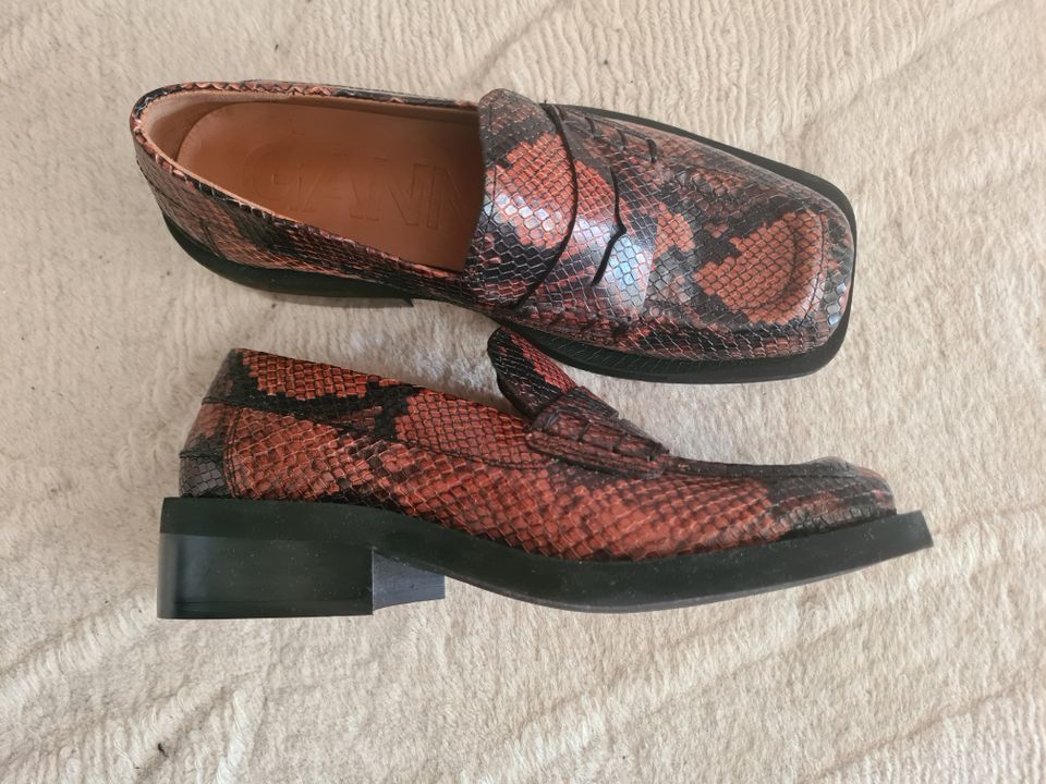Myynnissä Ganni -merkkiset nahkaiset loaferit koko 36