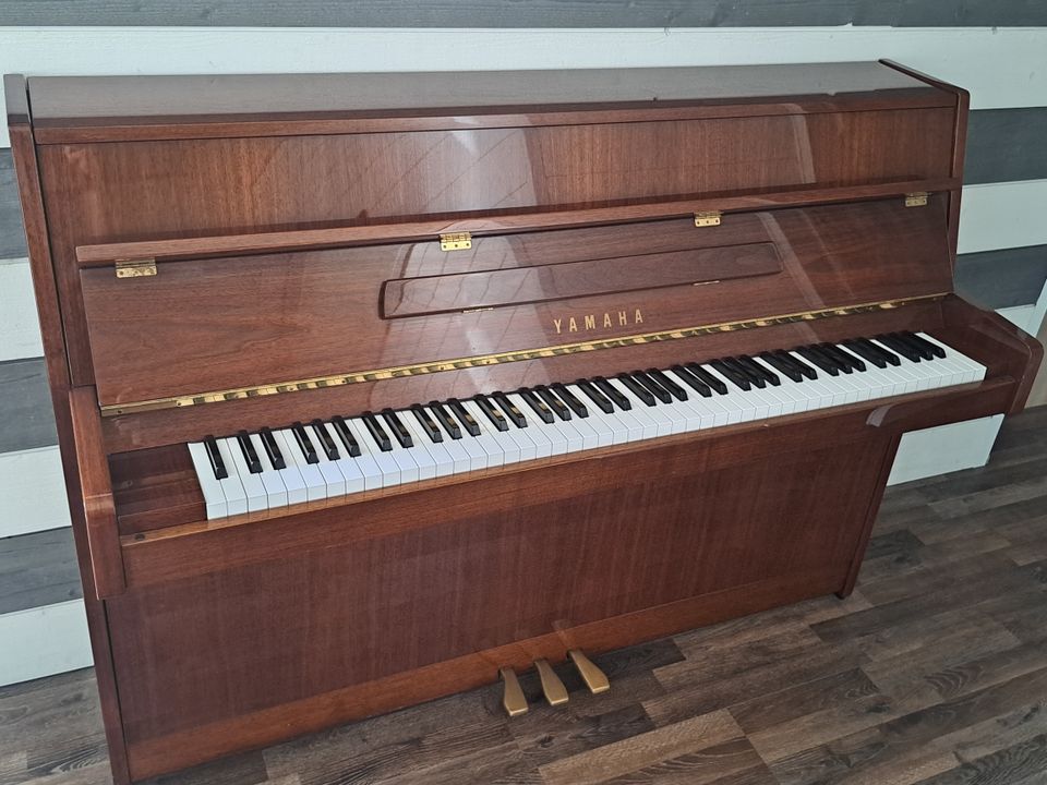 ALE! Yamaha piano C108N kiiltävä pähkinä