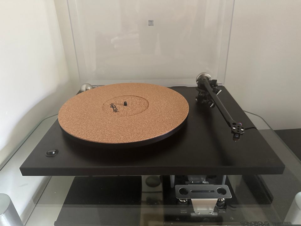 Rega P3-24 levysoitin AT VM95SH rasialla