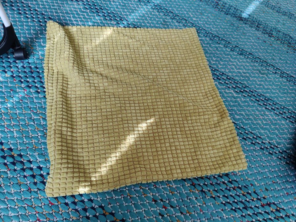 Ikean sinapinkeltainen tyynynpäällinen