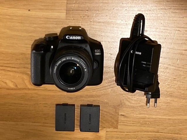 Canon EOS 1300D kahdella akulla