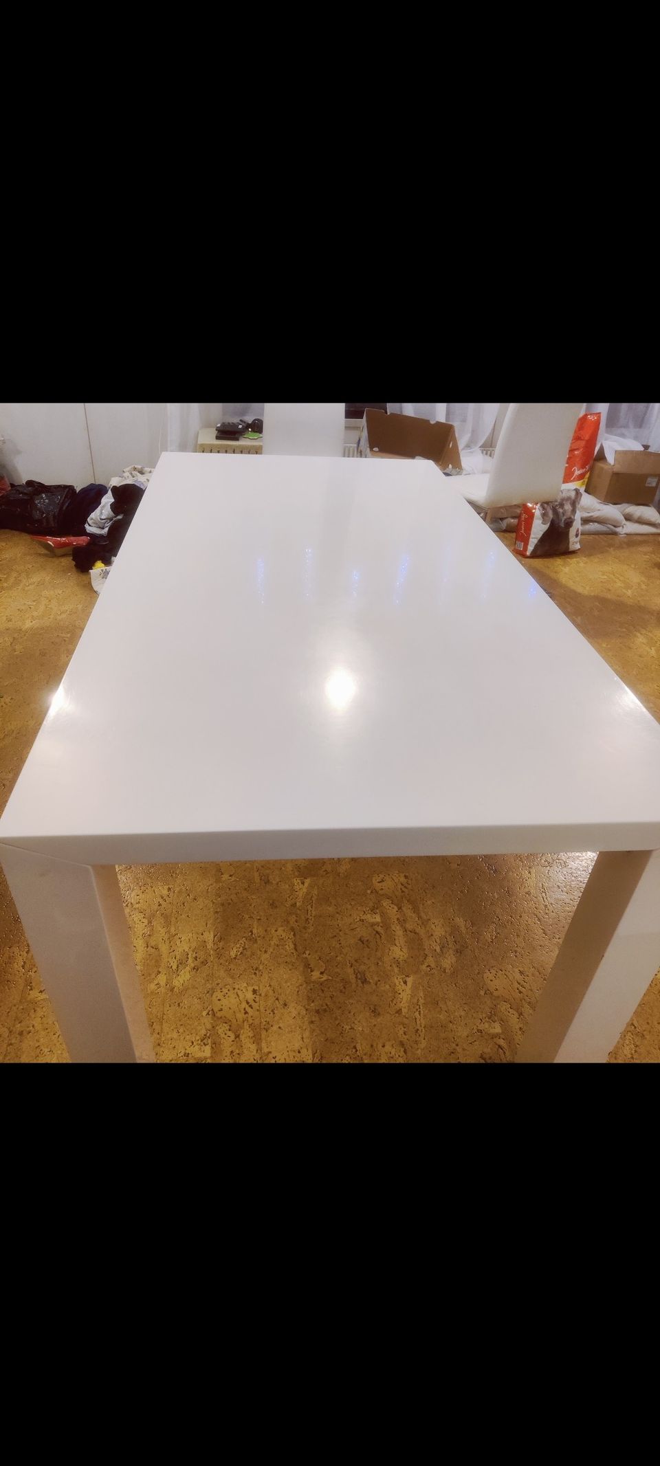 valkoinen pöytä