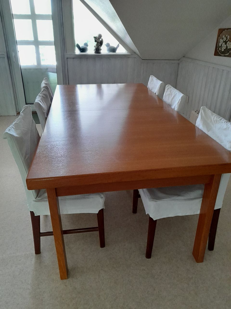 Iso täyspuinen pöytä + kuusi tuolia