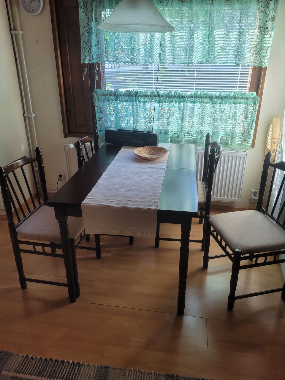 Ruokapöytä ja 6 kpl Tuoleja