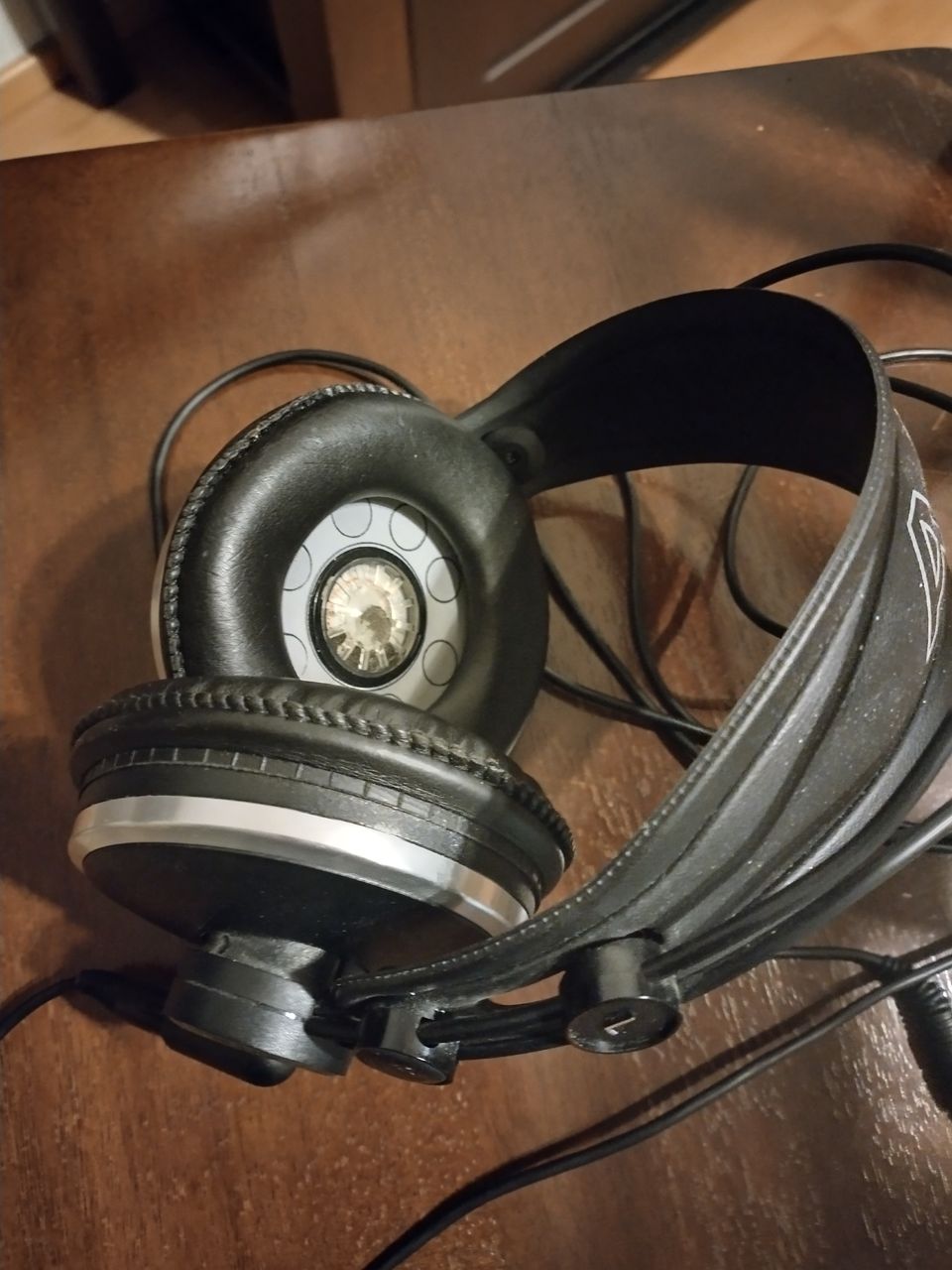 AKG K271 Studio- kuulokkeet, myydään