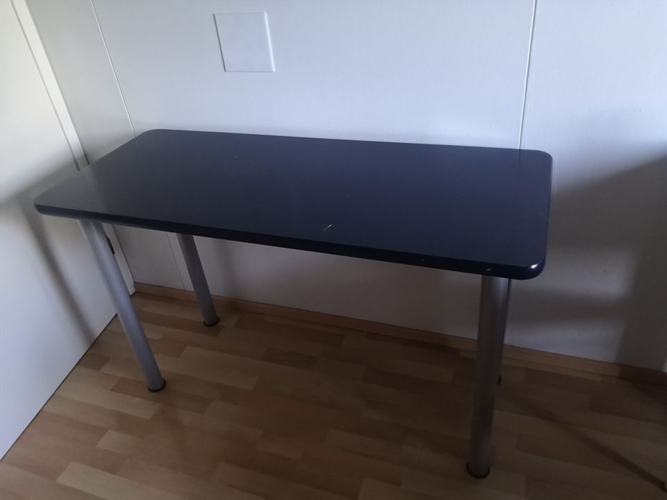 Ikealainen pieni pöytä, korkeus 73cm