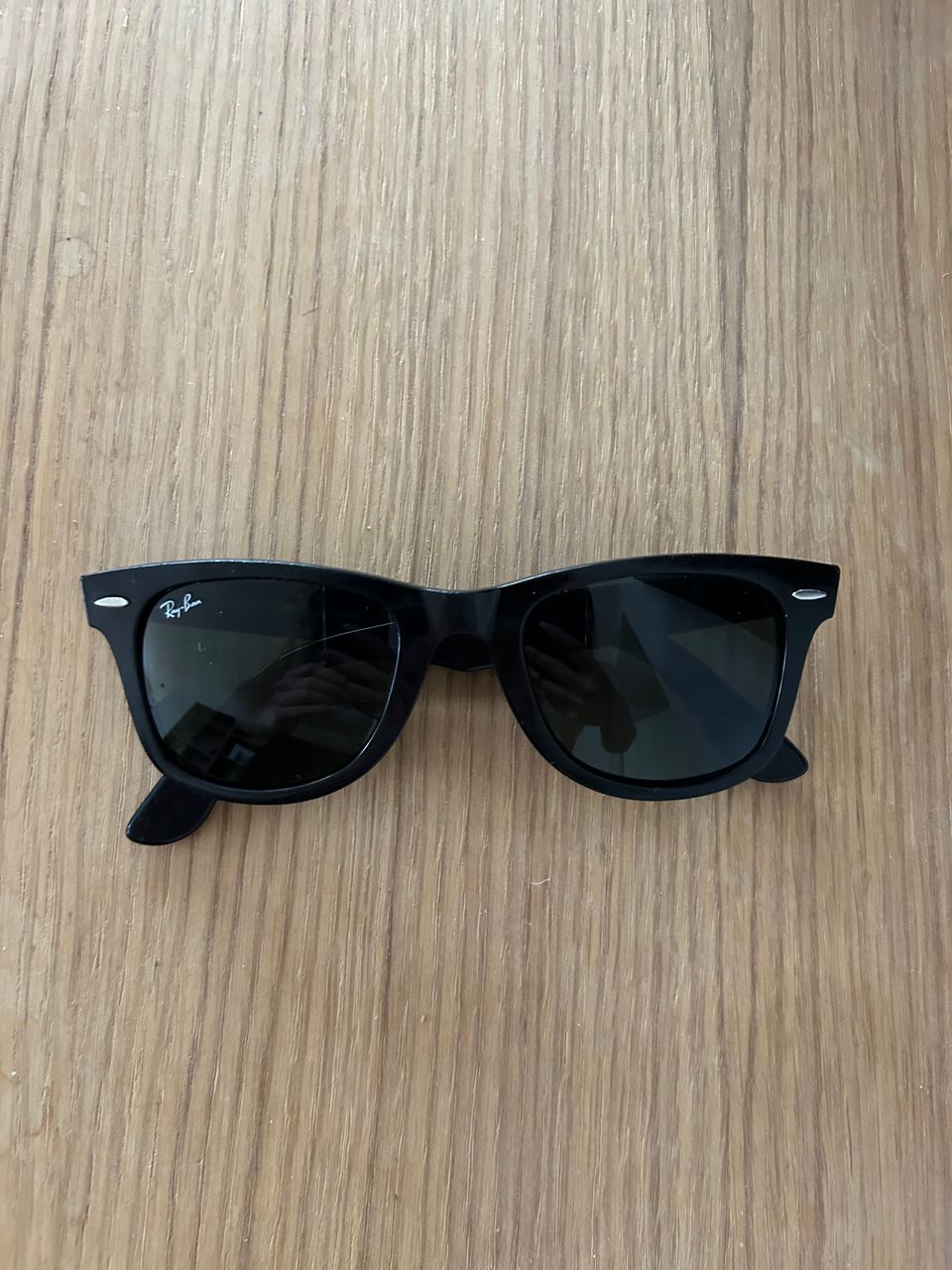 Ray Ban Wayfarer mustat aurinkolasit