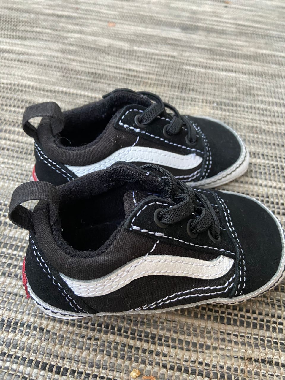 Mustat vauvan vans-kengät